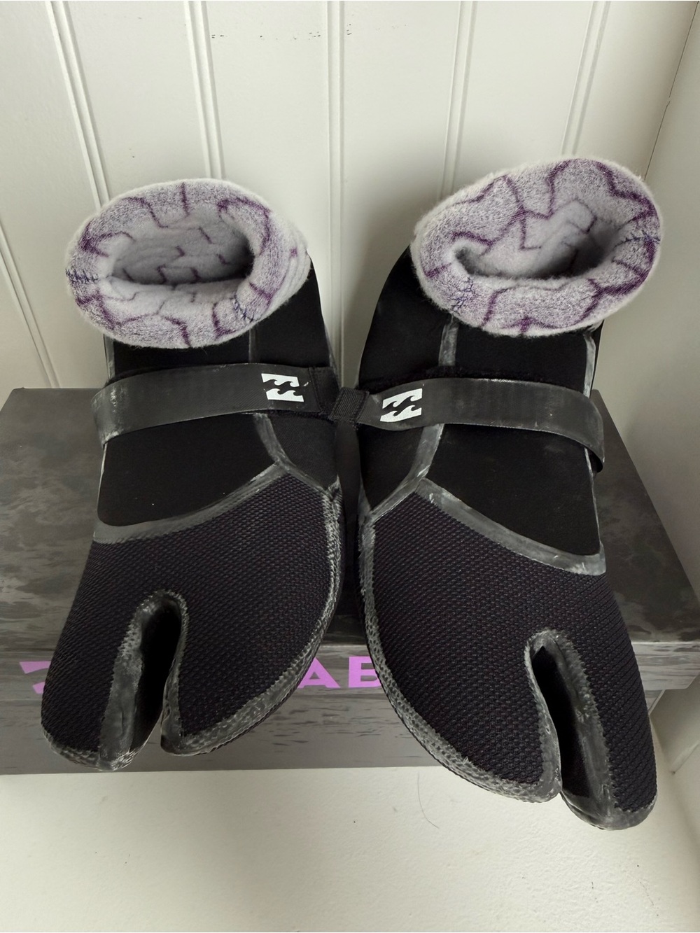 Billabong size xl Black split toe surfing bootie